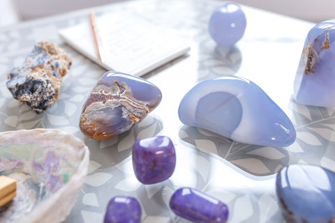 Chalcedon Wirkung: Blaue und Lilafarbene Steine auf Tisch