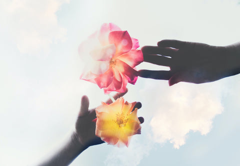 Venus Bedeutung: Blauer Himmel, zwei Hände mit Blumen