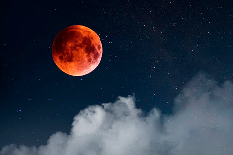 Blutmond 2022: Roter Mond im Nachthimmel